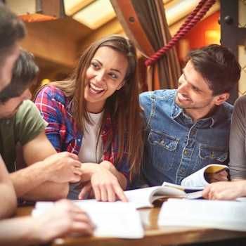 Studenti che condividono le loro conoscenze